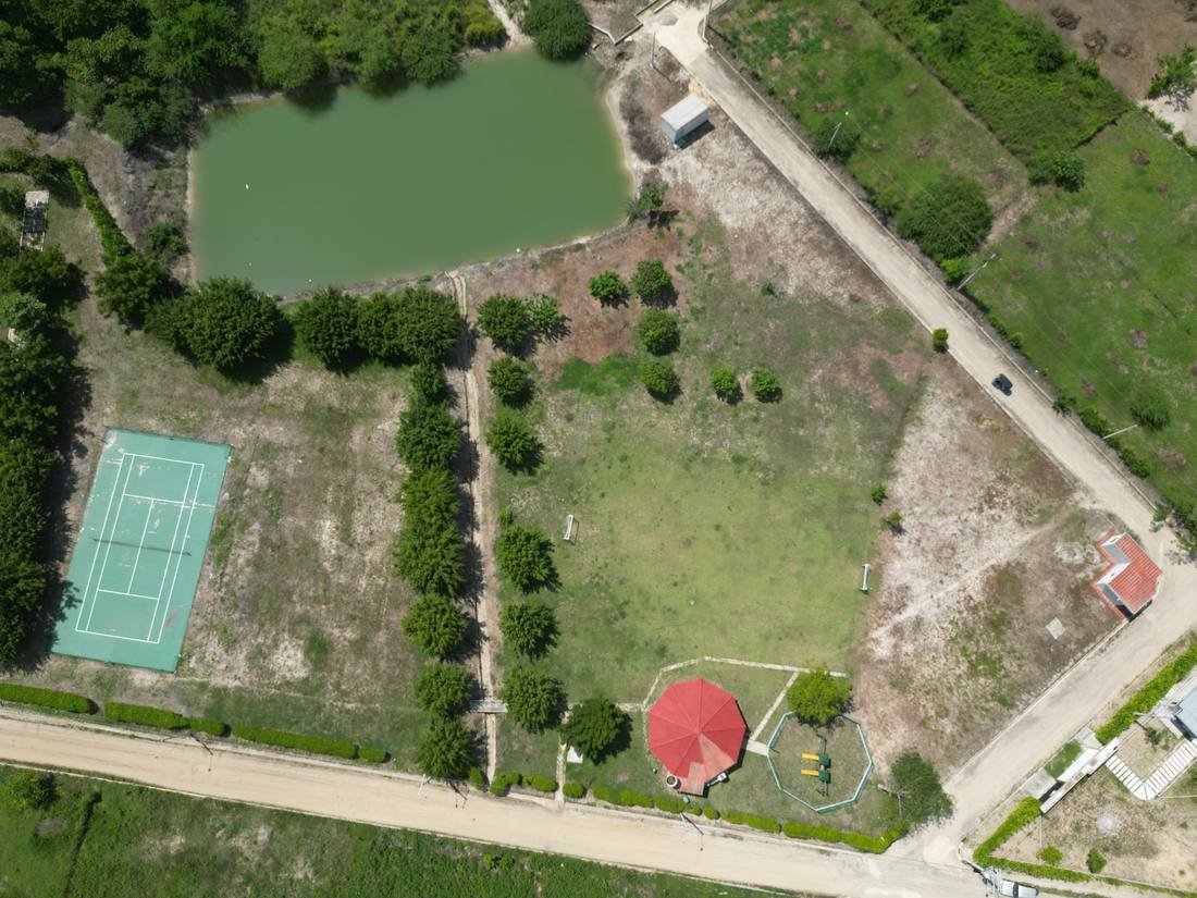 Zona común con cancha de tenis y kiosko