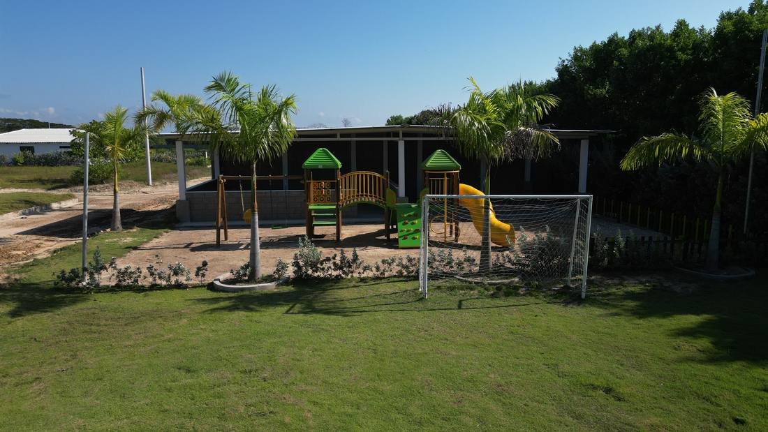Parque infantil y cancha